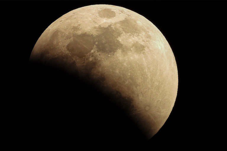 De dónde viene la sombra extraña que se imprime en la Luna durante los eclipses totales