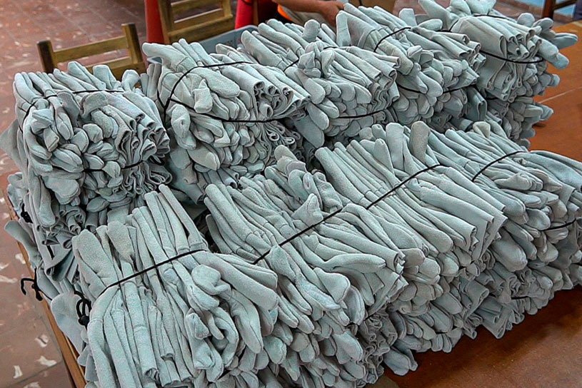 En el taller de Consolación del Sur se producirán 10 mil pares de guantes