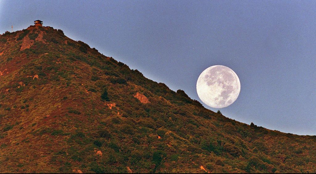 Luna del Esturión vista desde el pico este del monte Tamalpais cerca de Corte Madera, California. 
