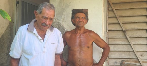 Nazareno 104 años y Tomás casi 80. Foto: Ivón Deulofeu.