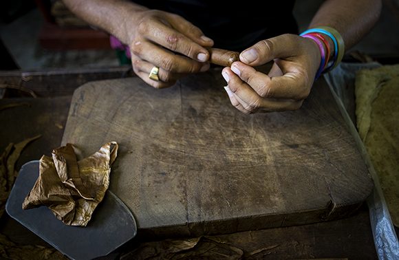 Los Habanos se elaboran totalmente a mano, aplicando métodos cubanos que se utilizaron por primera vez en La Habana hace más de dos siglos.