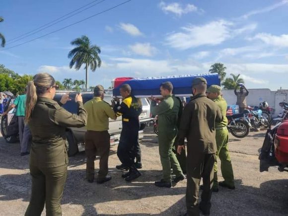 Pueblo de Rodas en Cienfuegos da último adiós a combatiente fallecido en incendio