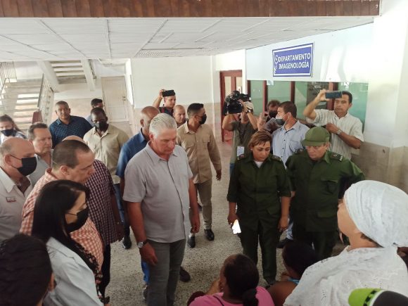 El presidente Díaz-Canel visita a los lesionados en el hospital. Foto: Oliver Zamora/Cubadebate