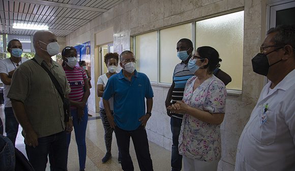 Gerardo Hernández en el hospital Miguel Enríquez con la directora Odalys González.
Foto: Ismael Francisco/ Cubadebate.