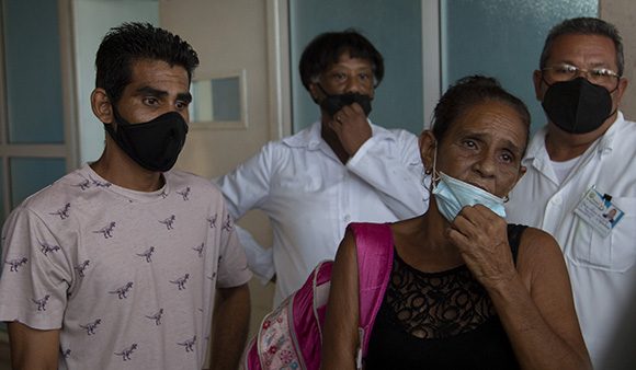 Familiares de paciente ingresado en el Hospital Miguel Enríquez expresan su satisfacción por las atenciones recibidas por todo el personal médico del esta institución. Foto: Ismael Francisco/ Cubadebate.