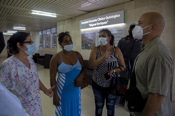 Gerardo Hernández en el hospital Miguel Enríquez con la directora Odalys González. Foto: Ismael Francisco/ Cubadebate.