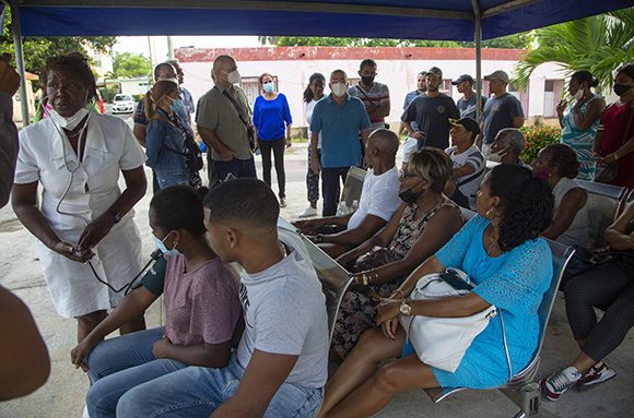 Familiares de pacientes hospitalizados en el hospital Calixto García. Foto: Ismael Francisco/ Cubadebate.