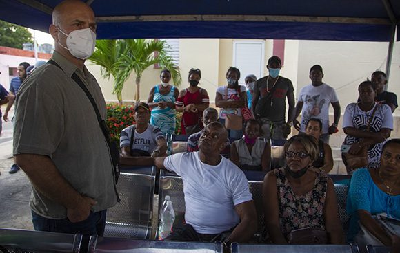 Familiares de pacientes hospitalizados en el hospital Calixto García conversan con Gerardo Hernández. Foto: Ismael Francisco/ Cubadebate.