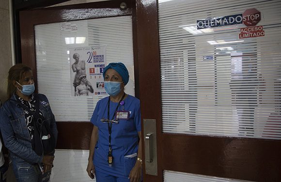 Olga Rodríguez Sánchez, doctora del hospital Hermanos Ameijeiras explica el estado de salud de los dos pacientes internados allí. Foto: Ismael Francisco/ Cubadebate