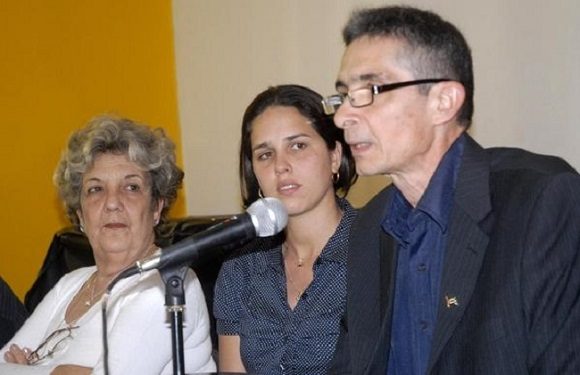 Luís Enrique Ramos (D), autor del libro Fidel Castro ante los desastres naturales, Sindy Medina ( C ), editora y Gisela Alanzó, presentadora, en La Casa del Alba, La Habana, Cuba, 14 de junio de 2012 .Foto: ACN.