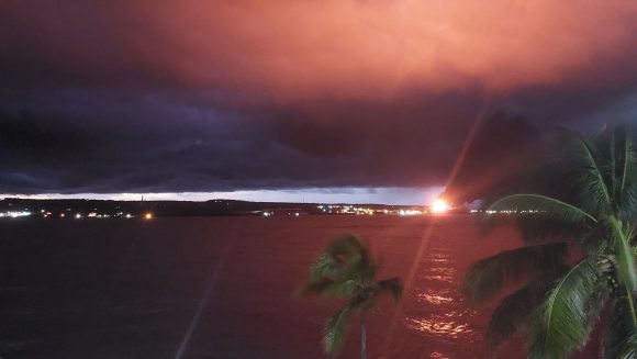 El cielo de Matanzas se torna rojo. Foto: Humberto López/ Facebook