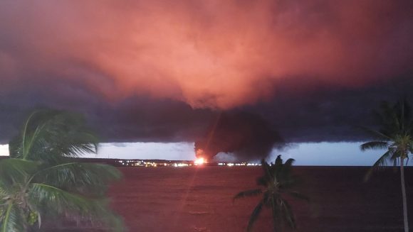 El cielo de Matanzas se torna rojo. Foto: Humberto López/ Facebook