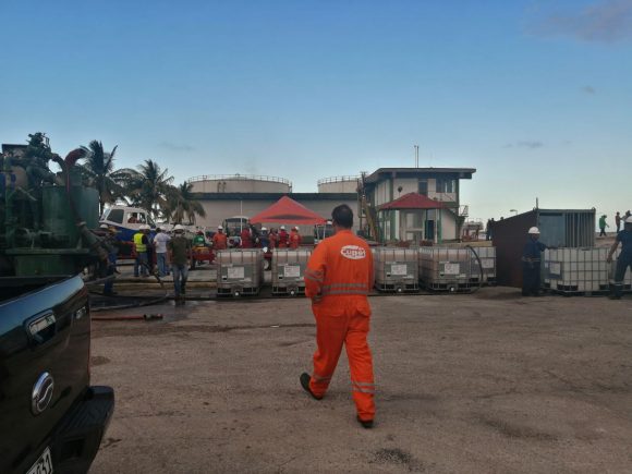 Personal cubano, mexicano y venezolano se preparan para intentar mitigar el incendio. Foto: Andy Jorge Blanco/ Cubadebate