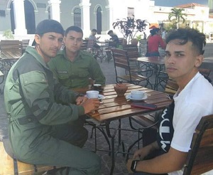Salieron un segundo del cuartel para tomar un café, regresarán al lugar del accidente. Foto: Arnaldo Mirabal Hernández/ Girón.