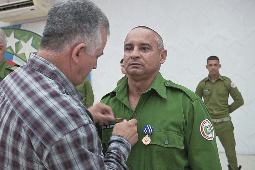 Gobernador de Pinar del Río condecora a Capitán Jorge Ledezma Batista, Primer oficial de extinción en Pinar del Río