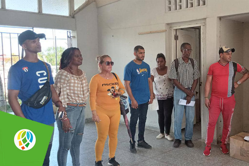 El boxeador pinareño Roniel Iglesias, en representación de los Domadores de Cuba, realizó un donativo a los evacuados en la escuela especial Marina Azcuy, perteneciente al Consejo Popular La Coloma, lugar por donde entró el huracán Ian hace algunas semanas. El bicampeón olímpico de Londres 2012 y Tokio 2020 compartió con los presentes y les transmitió un mensaje de aliento en nombre de todos los boxeadores de la Isla. "Fue una idea de mis compañeros del equipo nacional (Domadores de Cuba), en conjunto con el director de la escuela y el jefe técnico Rolando Acebal", comentó Roniel. "Me designaron para hacer esta pequeño donativo en nombre del boxeo, además, porque soy pinareño. "El objetivo es aportar nuestro granito de arena a Pinar del Río, específicamente al pueblo de La Coloma que pasó por una etapa muy crítica. En el diálogo con los presentes, Iglesias habló sobre la importancia de reponerse ante las derrotas y exhortó a los padres de los niños afectados a darles una buena educación. "Exhortarlos a seguir adelante, que le den una mayor educación a estos muchachos que están aquí pasando por una experiencia nueva. "Ánimo en nombre del pueblo, de los Domadores de Cuba y de todos los seguidores del boxeo cubano". Además de todas las medallas alcanzadas durante su carrera deportiva, Roniel Iglesias sigue sumando preseas con los gestos solidarios en favor de su pueblo. Meses atrás, el destacado pugilista viajó hasta Matanzas para apoyar a los bomberos que participaron en la extinción del incendio en la base de súper tanqueros.