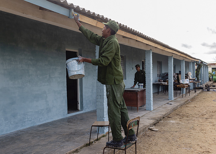 El techado y la pintura de las escuelas de la carretera a La Coloma también es responsabilidad de los muchachos de las FAR y la brigada Martha Machado / Foto: Jaliosky Ajete Rabeiro