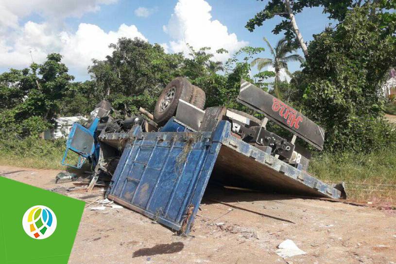 Un camión de la Empresa de Acopio de Sancti Spíritus se volcó en el tramo conocido como Magueyes. Foto: