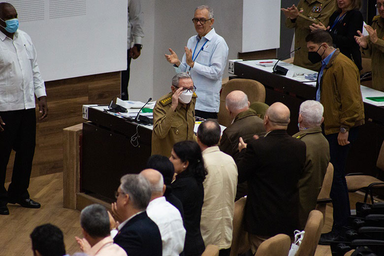 Con la presencia de Raúl, prosigue décimo periodo ordinario de sesiones de la novena legislatura de la Asamblea Nacional