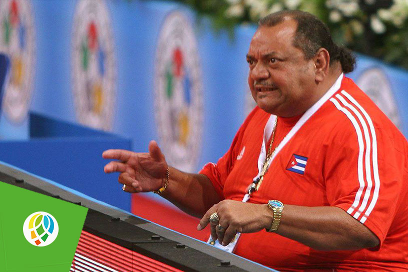 Dejó de existir un hombre historia. Ha pasado a la inmortalidad uno de los entrenadores más grandes del judo mundial. Su voz pausada, su mirada firme y su poesía quedaron en pausa, mas no su legado. Ronaldo Veitía Valdivie, trascendió hace mucho tiempo hasta el infinito, como lo hacen los grandes. Ahí permanecen los títulos de Legna, Driulis, Idalis. Las indicaciones desde su puesto de mando, ahí se ve bandera en mano. El gordo seguirá elegante, con el judomi puesto. Nada ni nadie podrán desdibujar su historia. Por ahora, y solo por este momento, no contaremos con su pedagogía de carne y hueso. Esa que supo ganar a golpe de tesón, entrega sin límites y sabiduría de padre avezado, de maestro tierno, de cubano intransigente y lealtad admirable. Como los buenos hijos, luchó y murió dando pelea. La muerte le jugó una mala pasada, no la tuvo fácil, tuvo que esperar al Golden score, a esa regla de oro, donde solo puede vencer uno de los dos contricantes, pero el profesor Veitía, que ya la había derrotado tantas veces, cedió con este Ippon al infinito. Ya está entre los inmortales. Queda su impronta, sus libros, consejos, anécdotas de un sensei genuino y leal. Veitía partió al infinito con la frente erguida, como esas afamadas judocas que por años formó. Descansa en paz maestro, o mejor, no lo hagas, sigue dando órdenes, consejos, indicaciones, continúa proyectando desde la esquina, y solo por este momento, abraza a Estela Rodríguez, dile que la extrañamos igual que a ti, y desde ahí, sigan ofreciendo luz al judo, campeón.