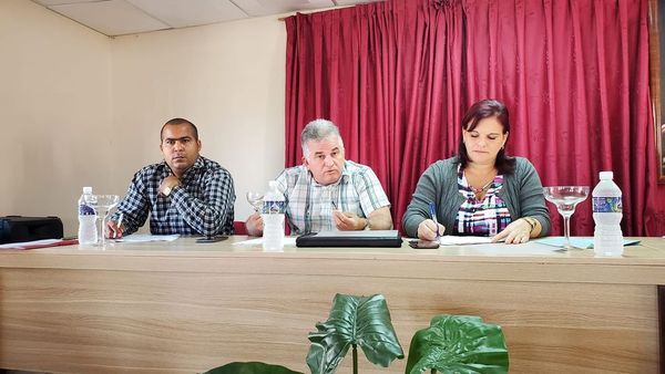 La miembro del Comité Central y primera secretaria del Partido en Pinar del Río, Yamilé Ramos Cordero y el Gobernador de la provincia, Rubén Ramos Moreno, realizaron en Consolación del Sur, un intercambio para debatir sobre la estrategia económica, política y social del territorio.