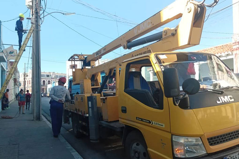 El desafío de linieros que se sobrepusieron a la furia de Ian (+Fotos)