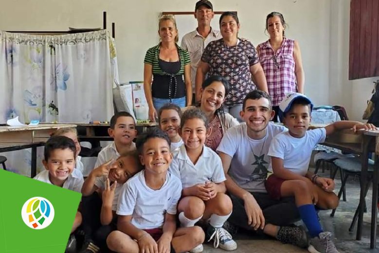 Candidatos intercambian con alumnos y maestro de la enseñanza primaria