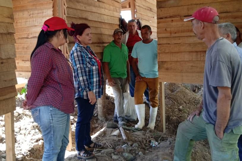 La integrante del Comité Central del Partido y primera secretaria en Pinar del Río, Yamilé Ramos Cordero, encabezó hoy el recorrido por el municipio Guane.