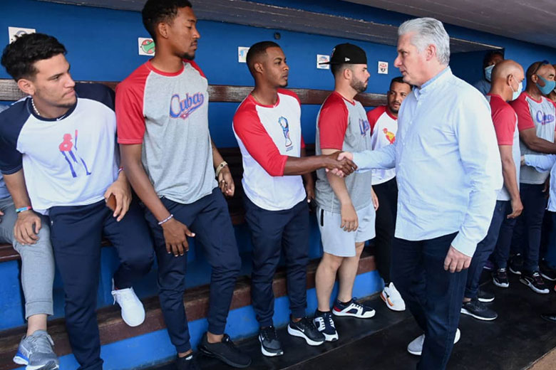 Intercambia Díaz-Canel con equipo Cuba para el Clásico de Béisbol