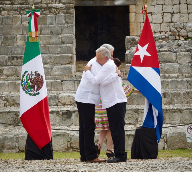 En nombre del pueblo cubano recibe Díaz-Canel la Orden Mexicana del Águila Azteca