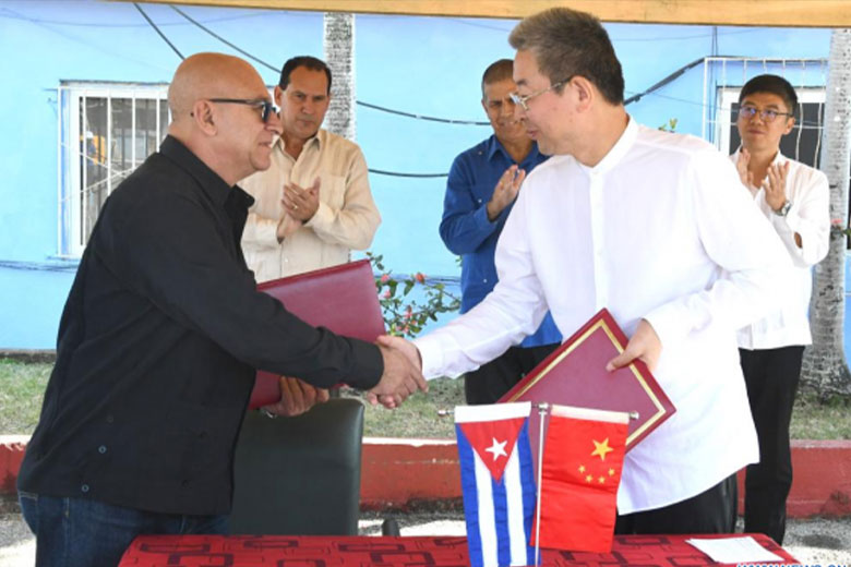 Gobierno chino entrega donativo de equipos y medios a Ministerio de la Construcción de Cuba