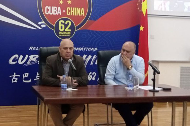 Morales Ojeda intercambia con miembros de la misión estatal y estudiantes cubanos en China