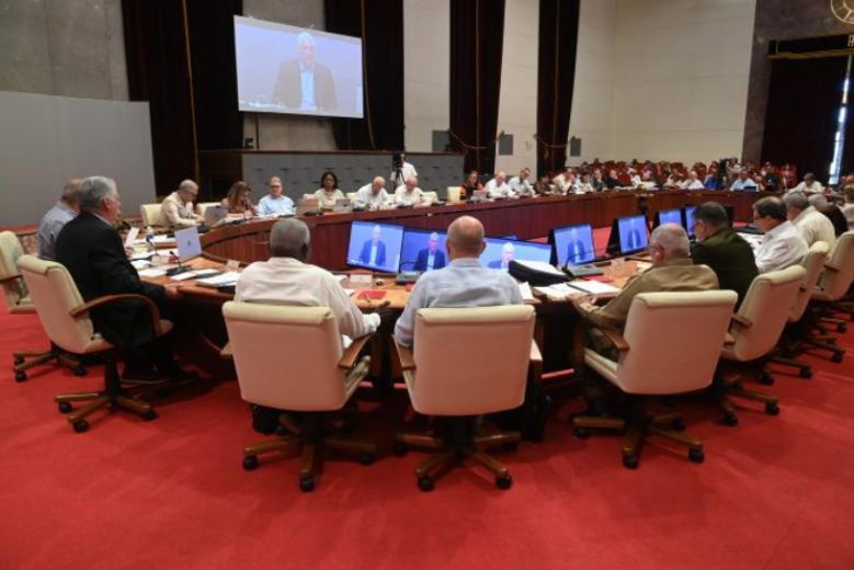 La mejor respuesta a la confianza mostrada por el pueblo en las elecciones es servirle con pasión, con compromiso, sin desgano, hasta las últimas consecuencias, valoró el Presidente cubano ante el Consejo de Ministros.