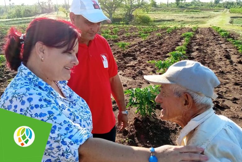 Primera Secretaria del PCC dialoga con Mundo Hernández Capote, campesino de San Juan y Martínez