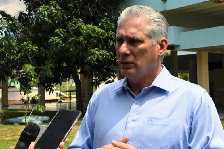 El Primer Secretario del Comité Central del Partido Comunista y Presidente de la República de Cuba, Miguel Díaz-Canel Bermúdez, conversó este jueves con el equipo de prensa de la Presidencia, una vez concluida una jornada de análisis en la provincia de Las Tunas, experiencia que forma parte de los encuentros realizados a lo largo de la Isla, entre la máxima dirección del país y dirigentes, obreros, campesinos, académicos y representantes de cada territorio.