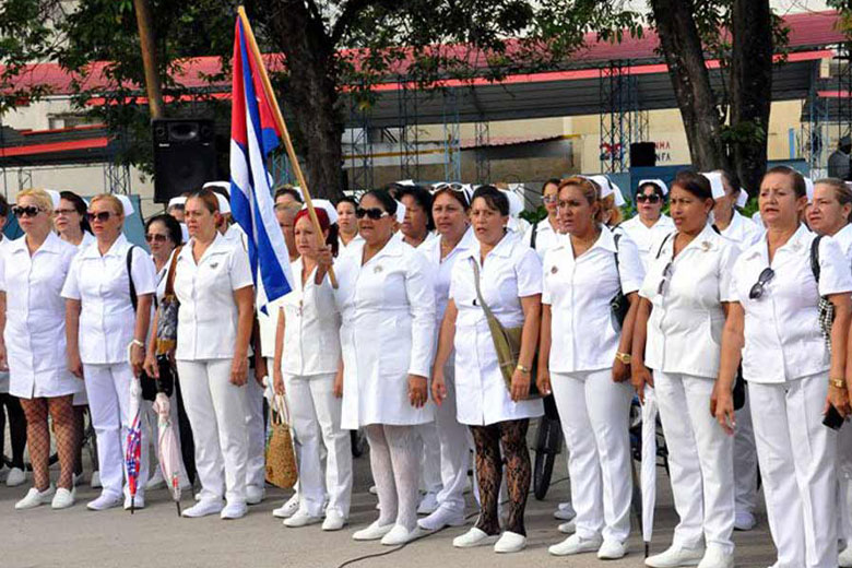 Felicita presidente de Cuba a profesionales de enfermería en su día