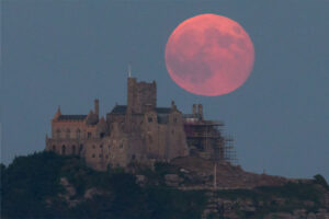 Cómo ver la Luna de Fresa, la superluna que marca el inicio del verano 2023