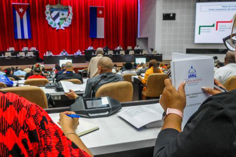 Asiste Raúl a Segunda Sesión Extraordinaria de la Asamblea Nacional