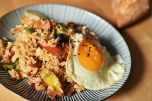 Tambor de arroz con huevo y vegetales salteados, hamburguesa de col y envueltos de col con papa