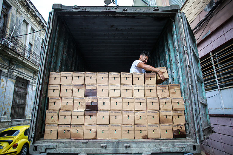 Cubanos organizan envío de donativos a territorios afectados por intensas lluvias: Va rumbo a Granma el primer contenedor (+ Video)