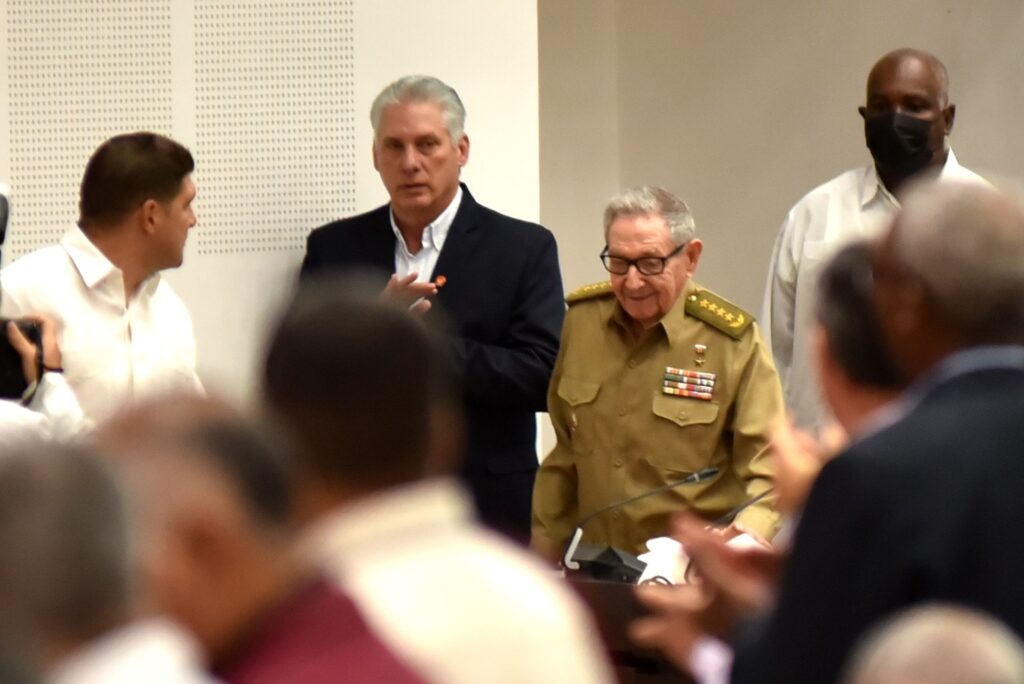 Asisten Raúl y Díaz-Canel a primera sesión del Parlamento cubano (+Fotos)