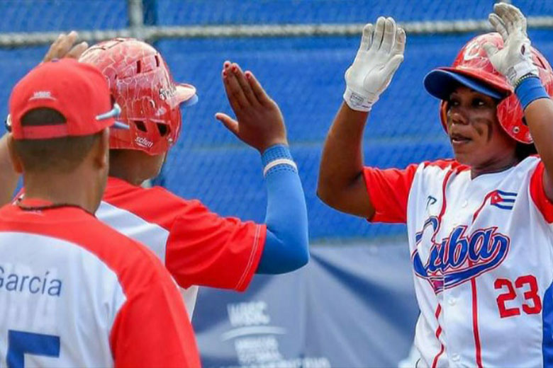 Cubanas debutan con éxito en Mundial de Softbol