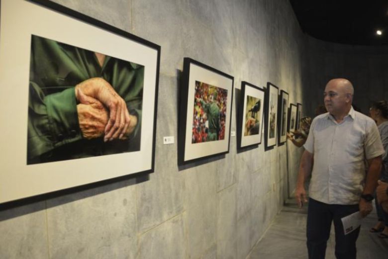 La exposición colectiva Las manos de Fidel quedó inaugurada, en el Memorial José Martí, y está conformada por 21 piezas: 20 fotos de nueve fotógrafos cubanos y una pintura