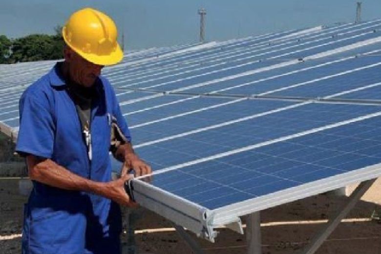 El proyecto prevé, entre equipos y materiales, una central fotovoltaica de 9 259 paneles solares con capacidad de generación de 5 MW; y una estación de almacenamiento de la energía.