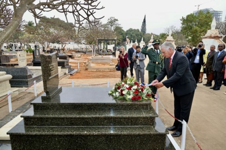 Presidente cubano rinde homenaje al Comandante Raúl Díaz-Argüelles.