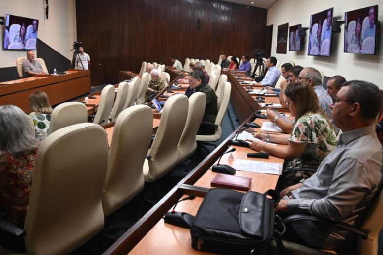 El miembro del Buró Político y primer ministro, Manuel Marrero Cruz, encabezó una reunión de trabajo donde se dio seguimiento, entre otros temas, al proceso de bancarización, así como al abasto de agua y la recogida de desechos sólidos en la capital