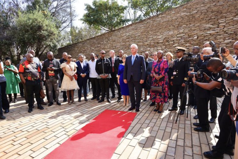 Con el homenaje a Nelson Mandela y a los mártires de la lucha por la liberación de África, de manera especial a los cubanos, inició su primera jornada de actividades en Sudáfrica el Presidente Díaz-Canel.