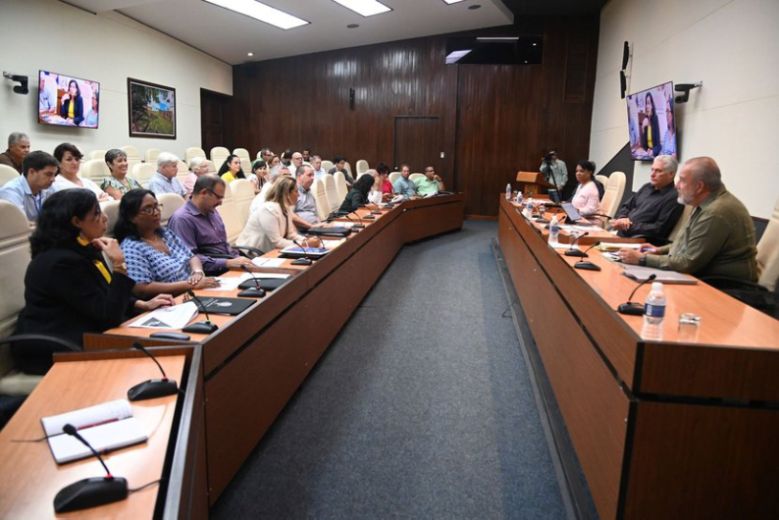 Presentan propuestas de acciones a corto y mediano plazo para el seguimiento y vigilancia del nuevo coronavirus en la actual etapa. Encuentro del Primer Secretario del Comité Central del Partido y Presidente de la República, Miguel Díaz-Canel Bermúdez, con expertos y científicos para temas de salud