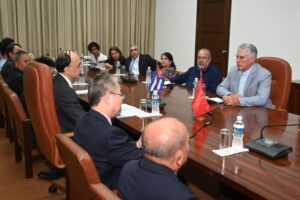 El Presidente Miguel Díaz-Canel Bermúdez recibió en el Palacio de la Revolución a los principales miembros de la delegación de China que participa en la XII Reunión del Grupo de Trabajo Conjunto de la Biotecnología Cuba-China, que está sesionando en La Habana.