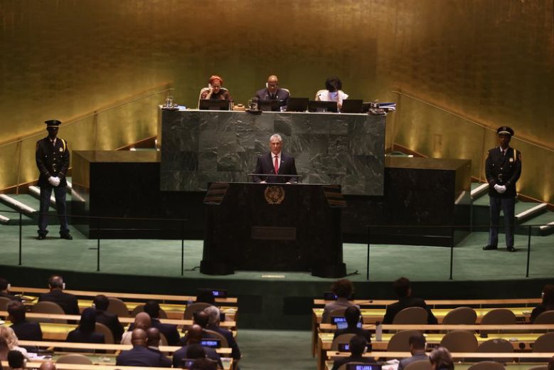 Abarcador, hecho de argumentos insoslayables fue el discurso pronunciado en la mañana de este martes por el Primer Secretario del Comité Central del Partido Comunista y Presidente de la República de Cuba, Miguel Díaz-Canel Bermúdez, en el Debate General del 78 Periodo Ordinario de Sesiones de la Asamblea General de las Naciones Unidas. Sus palabras se alzaron en nombre de la especie humanay de la dignidad que parece ser vocablo olvidado, desde hace mucho tiempo, en el planeta.